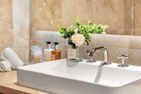 Condo in Miami Beach, Florida, 2 bedrooms  № 2022963 - photo 30