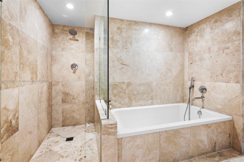 Condo in Miami Beach, Florida, 2 bedrooms  № 2022963 - photo 23