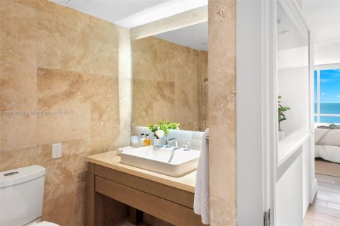 Condo in Miami Beach, Florida, 2 bedrooms  № 2022963 - photo 29