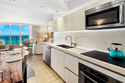 Condo in Miami Beach, Florida, 2 bedrooms  № 2022963 - photo 11