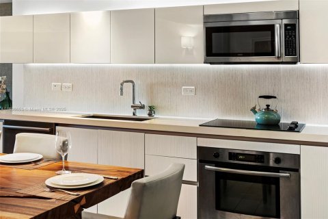 Condo in Miami Beach, Florida, 2 bedrooms  № 2022963 - photo 12