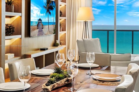 Condo in Miami Beach, Florida, 2 bedrooms  № 2022963 - photo 2