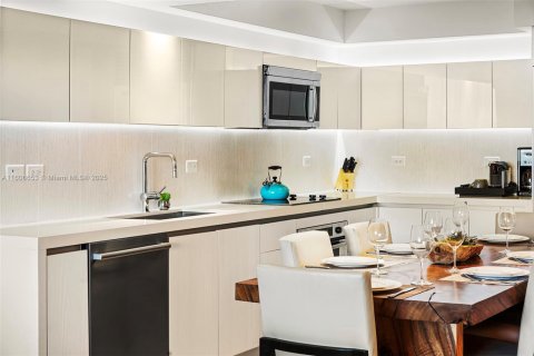 Condo in Miami Beach, Florida, 2 bedrooms  № 2022963 - photo 13