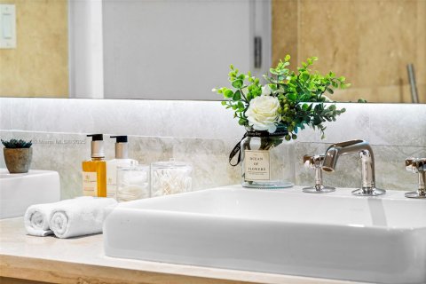 Condo in Miami Beach, Florida, 2 bedrooms  № 2022963 - photo 20