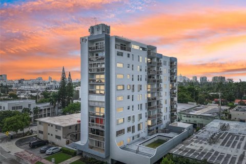 Condo in Miami Beach, Florida, 2 bedrooms  № 1997974 - photo 16