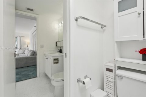 Condo in Miami Beach, Florida, 2 bedrooms  № 1997974 - photo 10