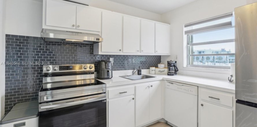 Condo in Miami Beach, Florida, 2 bedrooms  № 1997974