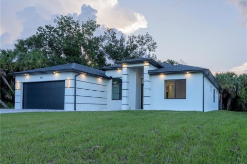 House in North Port, Florida 3 bedrooms, 180.51 sq.m. № 1912111 - photo 1