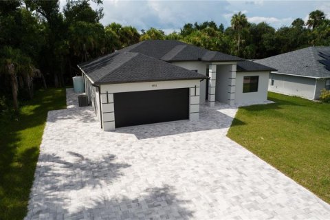 House in North Port, Florida 3 bedrooms, 180.51 sq.m. № 1912111 - photo 8