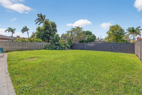 House in Miami, Florida 6 bedrooms, 303.23 sq.m. № 2026149 - photo 25