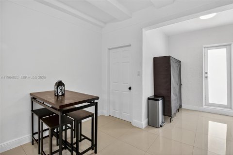 House in Miami, Florida 6 bedrooms, 303.23 sq.m. № 2026149 - photo 26