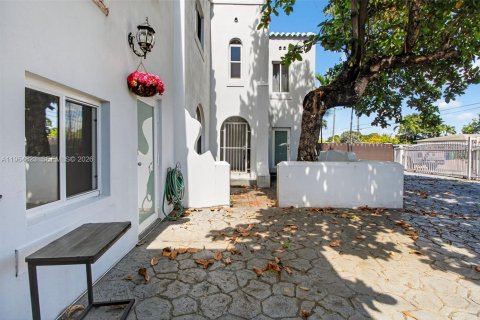 House in Miami, Florida 6 bedrooms, 303.23 sq.m. № 2026149 - photo 28