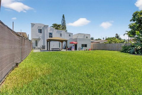 House in Miami, Florida 6 bedrooms, 303.23 sq.m. № 2026149 - photo 22