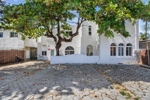 House in Miami, Florida 6 bedrooms, 303.23 sq.m. № 2026149 - photo 6