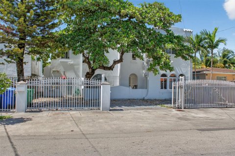 House in Miami, Florida 6 bedrooms, 303.23 sq.m. № 2026149 - photo 2