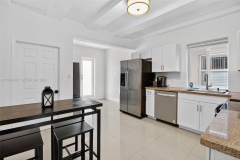 House in Miami, Florida 6 bedrooms, 303.23 sq.m. № 2026149 - photo 15