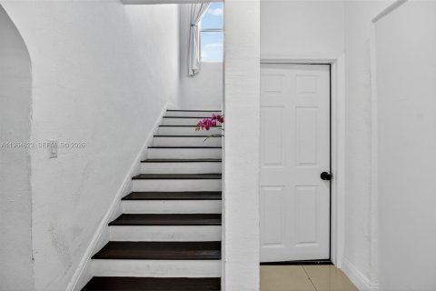 House in Miami, Florida 6 bedrooms, 303.23 sq.m. № 2026149 - photo 30