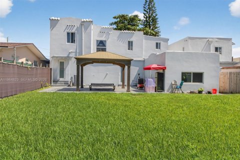 House in Miami, Florida 6 bedrooms, 303.23 sq.m. № 2026149 - photo 23