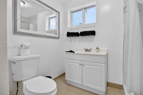 House in Miami, Florida 6 bedrooms, 303.23 sq.m. № 2026149 - photo 13