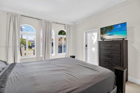 House in Miami, Florida 6 bedrooms, 303.23 sq.m. № 2026149 - photo 11