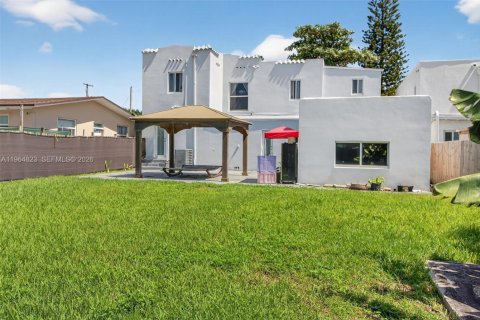 House in Miami, Florida 6 bedrooms, 303.23 sq.m. № 2026149 - photo 24