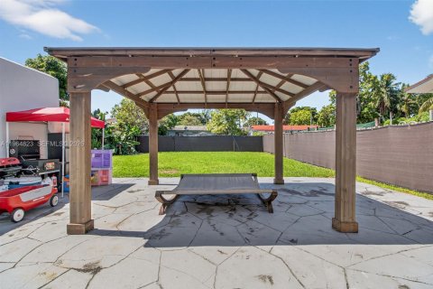 House in Miami, Florida 6 bedrooms, 303.23 sq.m. № 2026149 - photo 21