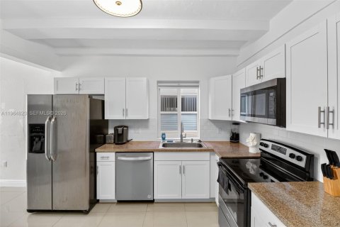 House in Miami, Florida 6 bedrooms, 303.23 sq.m. № 2026149 - photo 16