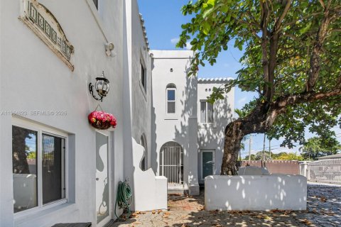 House in Miami, Florida 6 bedrooms, 303.23 sq.m. № 2026149 - photo 7