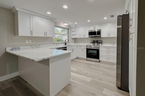 House in Tarpon Springs, Florida 4 bedrooms, 183.11 sq.m. № 1834849 - photo 4