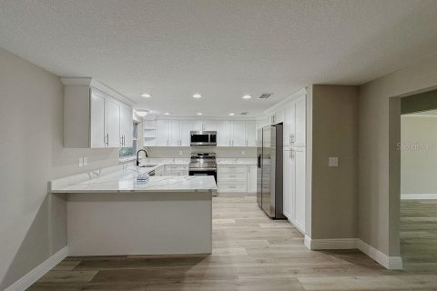 House in Tarpon Springs, Florida 4 bedrooms, 183.11 sq.m. № 1834849 - photo 8