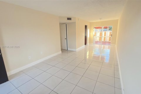 Снять в аренду кондоминиум в Хайалиа, Флорида 3 спальни, 83.61м2, № 2005587 - фото 4