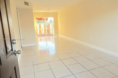 Снять в аренду кондоминиум в Хайалиа, Флорида 3 спальни, 83.61м2, № 2005587 - фото 3