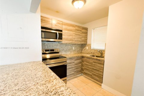 Condo in Miami, Florida, 1 bedroom  № 1830718 - photo 7