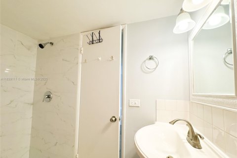 Condo in Miami, Florida, 1 bedroom  № 1830718 - photo 8