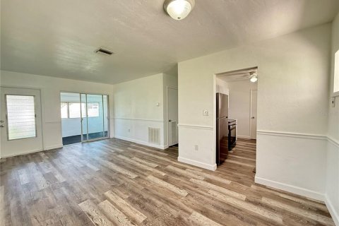 House in Port Charlotte, Florida 2 bedrooms, 102.19 sq.m. № 1775098 - photo 6