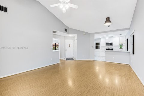 House in Pembroke Pines, Florida 2 bedrooms, 98.29 sq.m. № 2076132 - photo 2