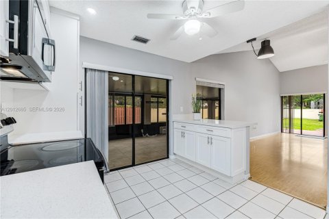 House in Pembroke Pines, Florida 2 bedrooms, 98.29 sq.m. № 2076132 - photo 10