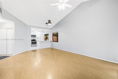 House in Pembroke Pines, Florida 2 bedrooms, 98.29 sq.m. № 2076132 - photo 3