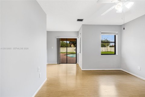 House in Pembroke Pines, Florida 2 bedrooms, 98.29 sq.m. № 2076132 - photo 17