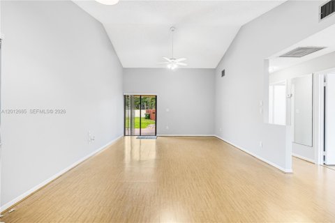 House in Pembroke Pines, Florida 2 bedrooms, 98.29 sq.m. № 2076132 - photo 4
