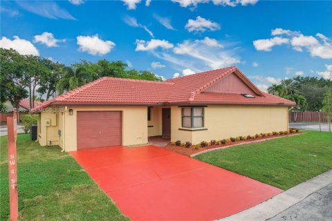 House in Pembroke Pines, Florida 2 bedrooms, 98.29 sq.m. № 2076132