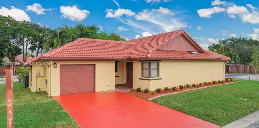 House in Pembroke Pines, Florida 2 bedrooms, 98.29 sq.m. № 2076132