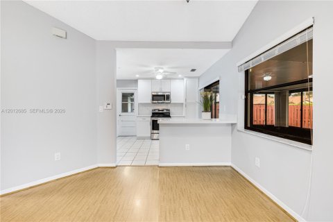 House in Pembroke Pines, Florida 2 bedrooms, 98.29 sq.m. № 2076132 - photo 6