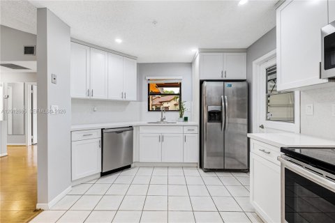 House in Pembroke Pines, Florida 2 bedrooms, 98.29 sq.m. № 2076132 - photo 9