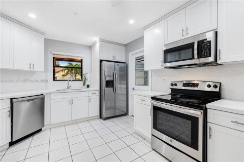 House in Pembroke Pines, Florida 2 bedrooms, 98.29 sq.m. № 2076132 - photo 8