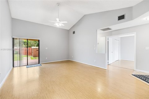 House in Pembroke Pines, Florida 2 bedrooms, 98.29 sq.m. № 2076132 - photo 5