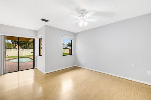 House in Pembroke Pines, Florida 2 bedrooms, 98.29 sq.m. № 2076132 - photo 11