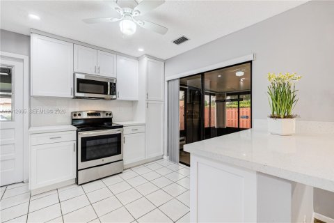 House in Pembroke Pines, Florida 2 bedrooms, 98.29 sq.m. № 2076132 - photo 7