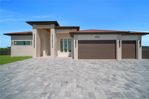 House in Cape Coral, Florida 4 bedrooms, 242.1 sq.m. № 2349503