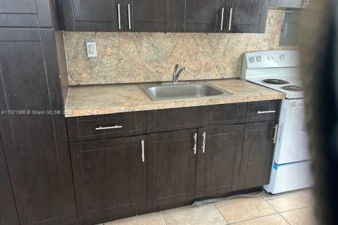 Villa ou maison à louer à Opa-locka, Floride: 4 chambres, 99.41 m2 № 1975443 - photo 3